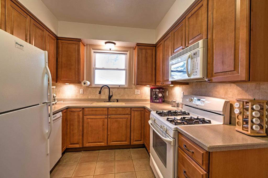 Cozy Union Pier House with Hot Tub, Deck and Backyard! photo 3