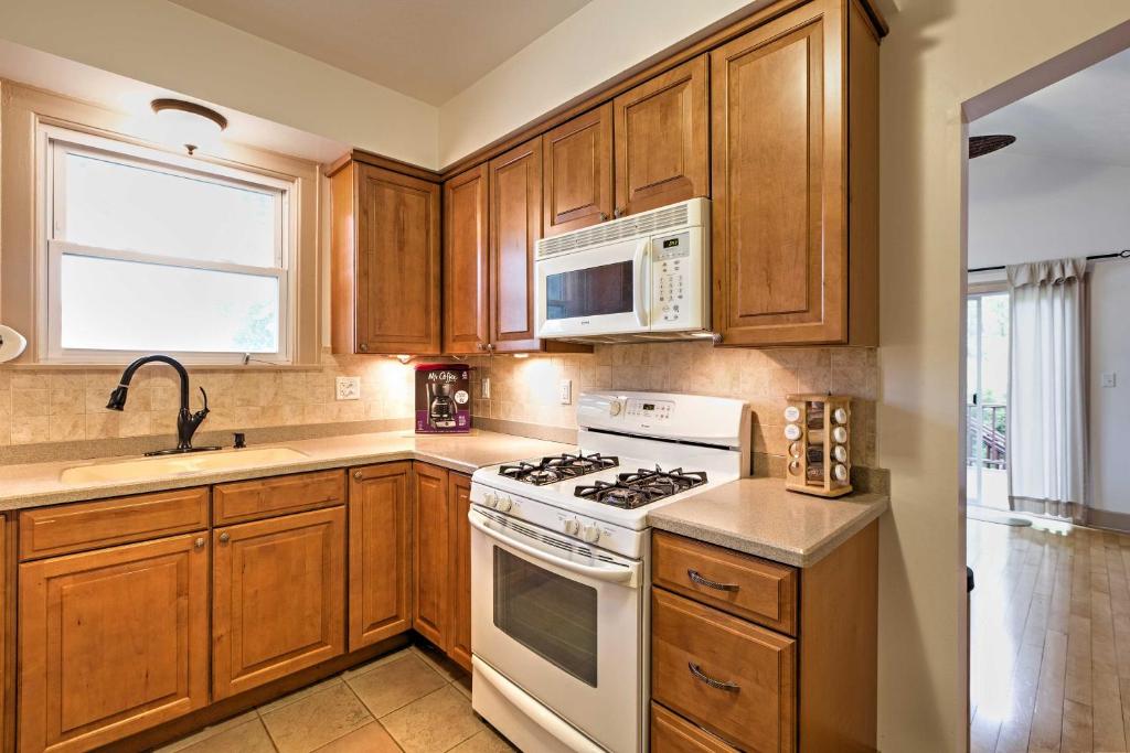 Cozy Union Pier House with Hot Tub, Deck and Backyard! photo 4