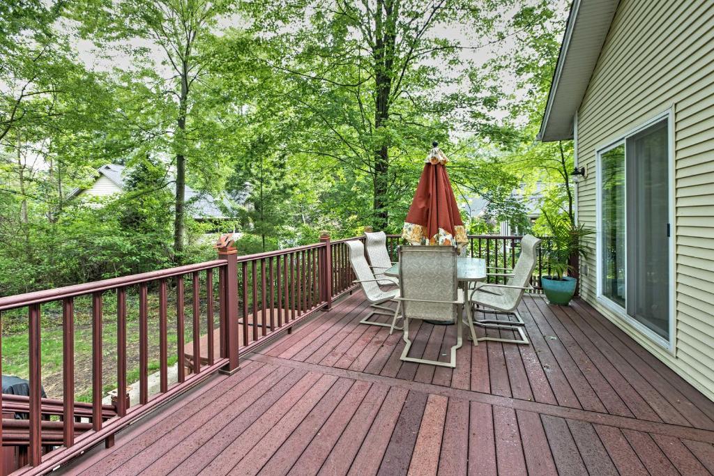 Cozy Union Pier House with Hot Tub, Deck and Backyard! photo 1