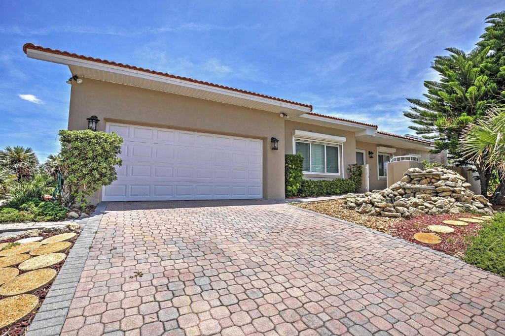 Oceanfront Oasis with Deck, Water Views and Beach Gear photo 2