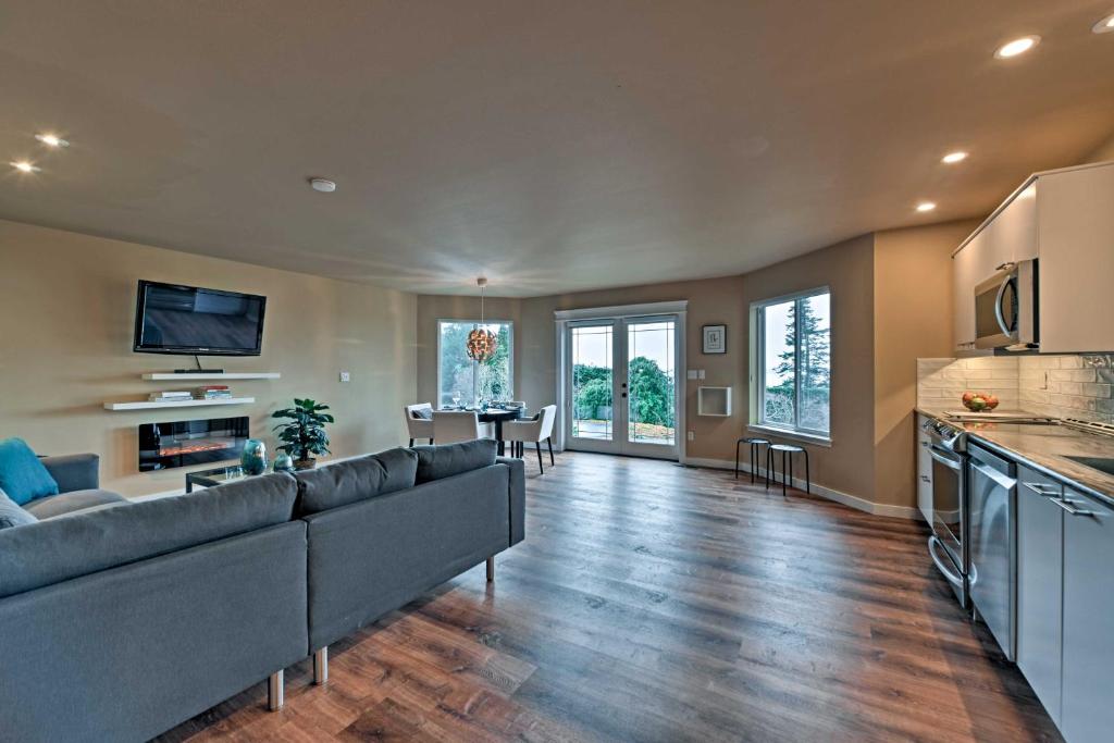 Airy Home Near Anacortes with San Juan de Fuca Views photo 3