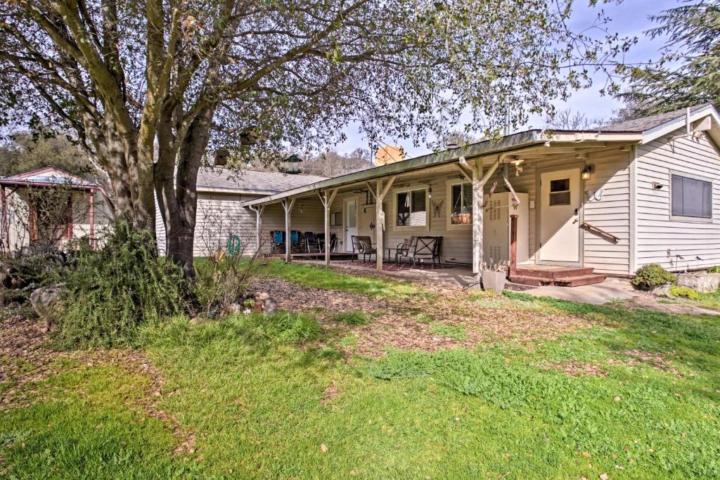 Cozy Home with Patio Near Yosemite National Park! photo 2