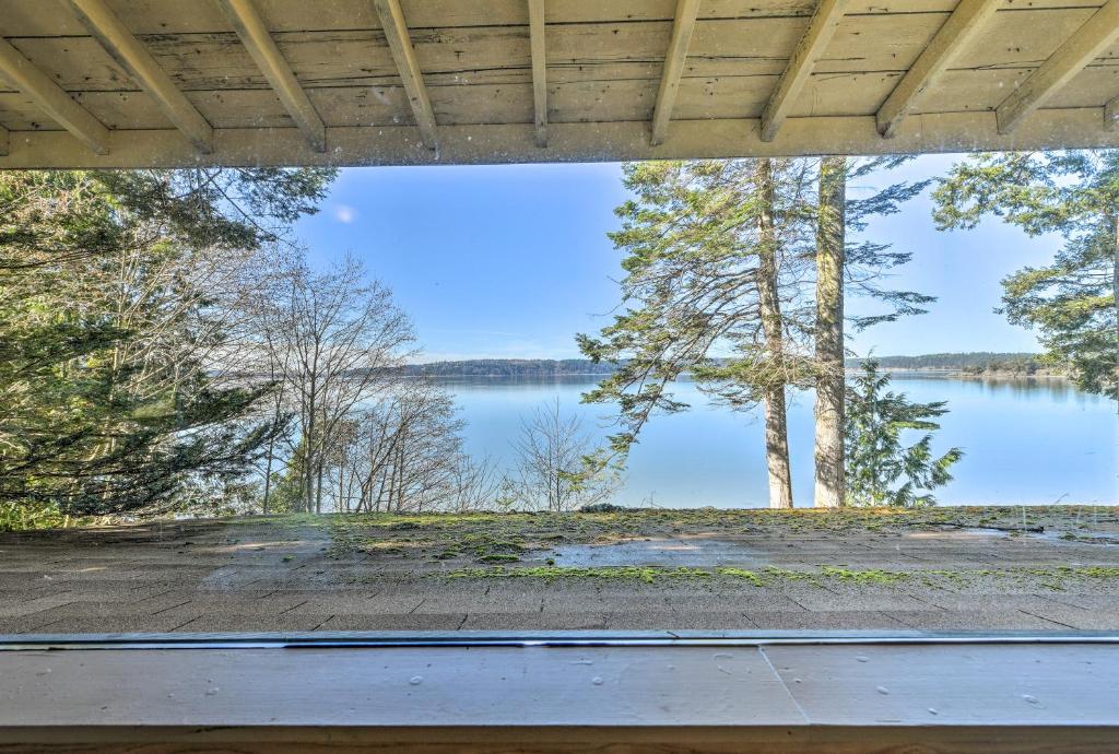 Cozy Beachouse View and Deck, Steps from Skagit Bay photo 1