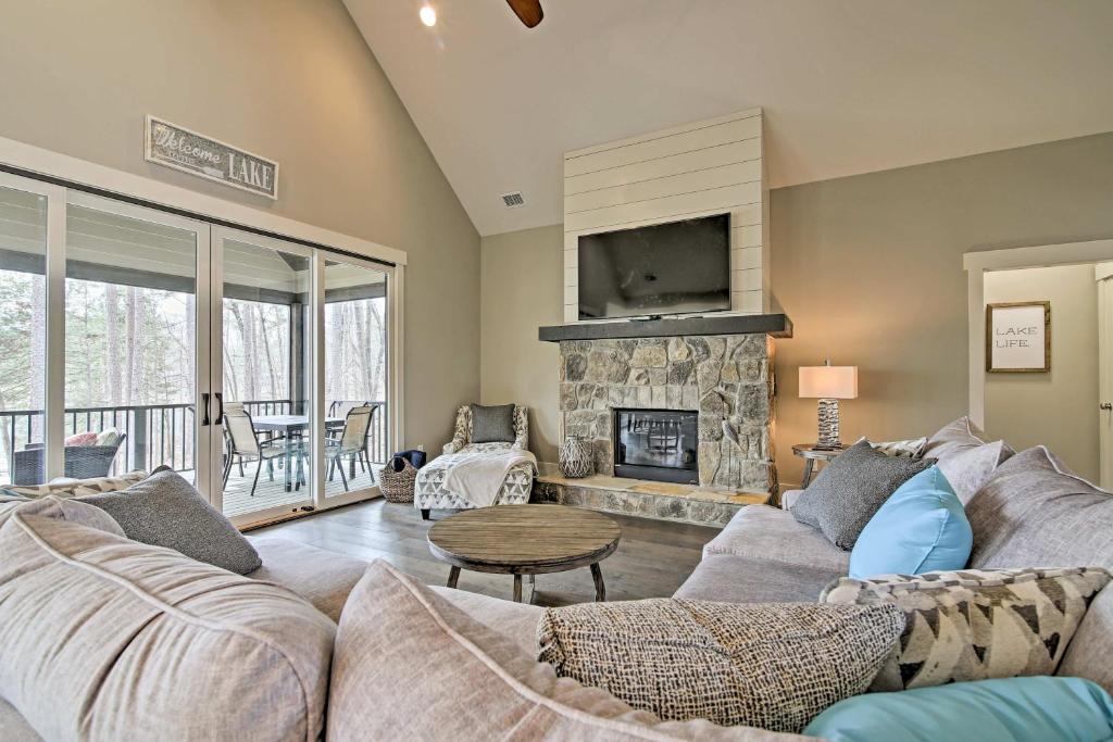 Lake Keowee Home with Balcony and Boat Dock! photo 3