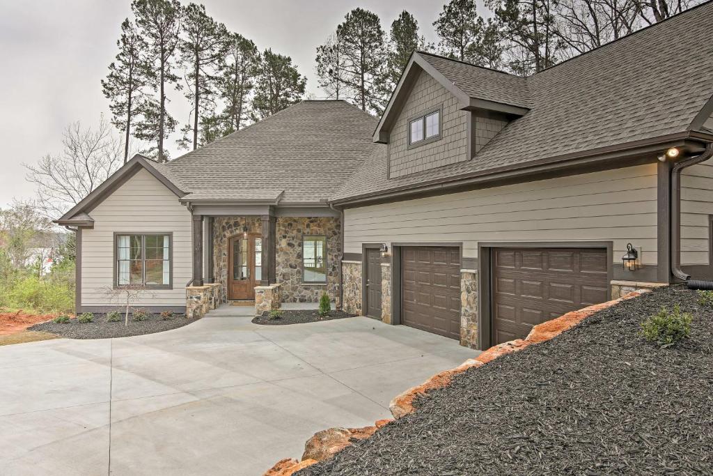 Lake Keowee Home with Balcony and Boat Dock! photo 2