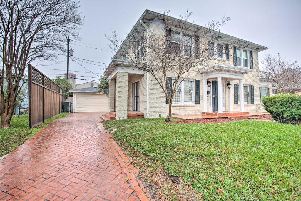 Corpus Christi Home with Pool and Hot Tub Walk to Bay photo 1