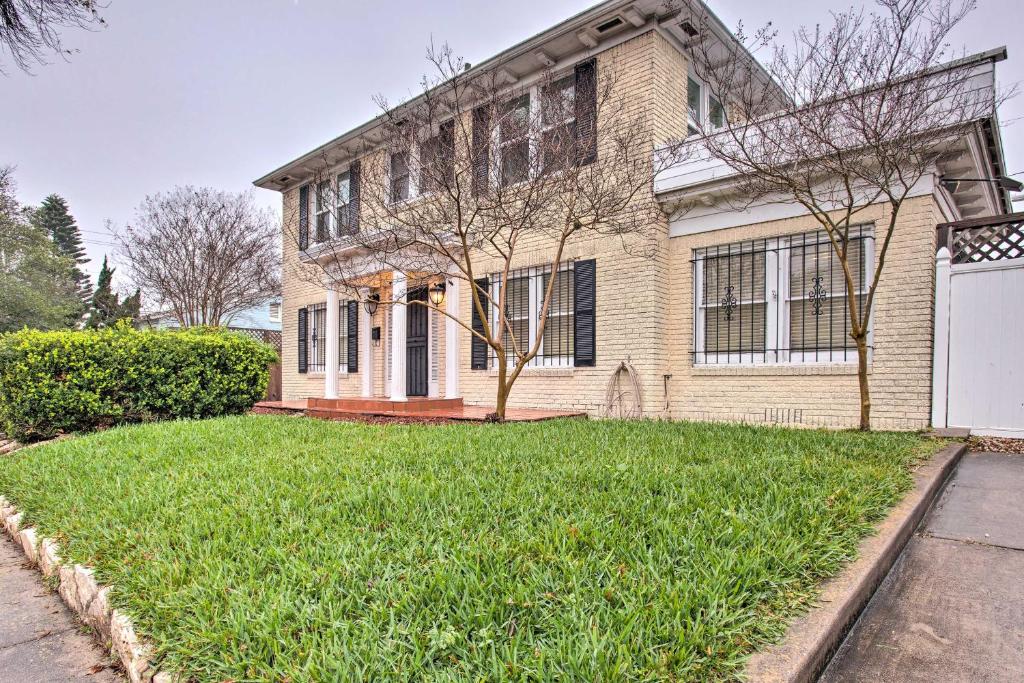 Corpus Christi Home with Pool and Hot Tub Walk to Bay photo 2