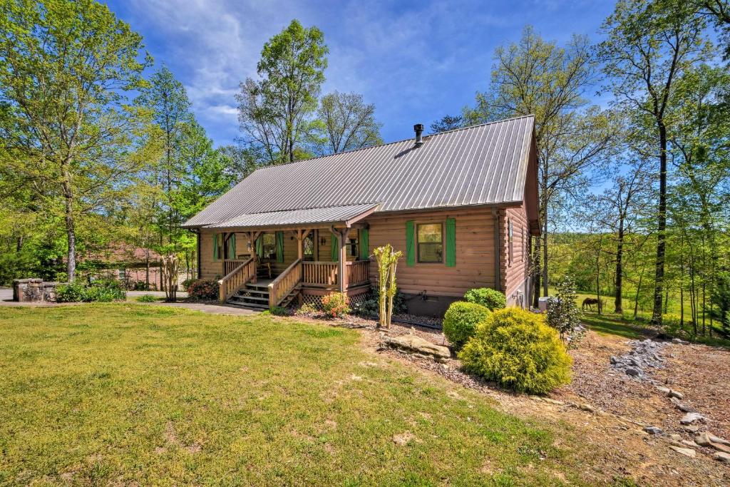 Cozy Trenton Cabin with Spa about 15 Mi to Lookout Mtn!
