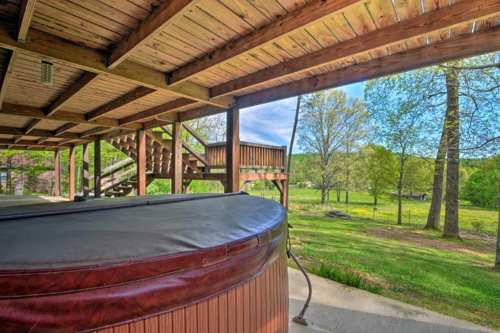 Cozy Trenton Cabin with Spa about 15 Mi to Lookout Mtn! photo 2