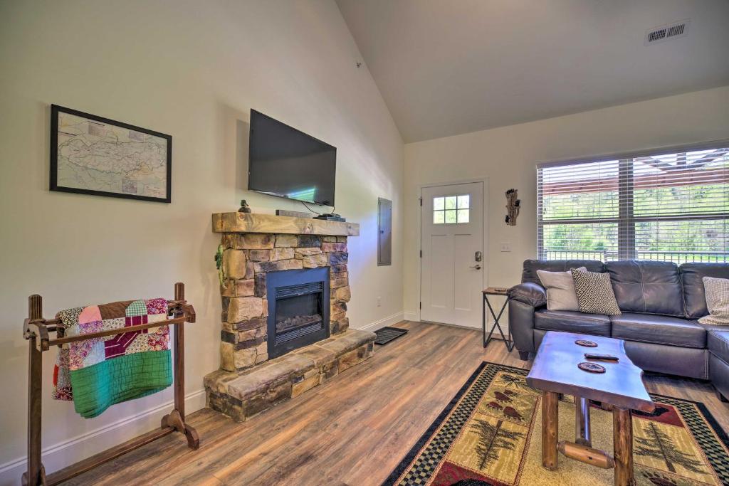 Townsend Condo with Pool, Great Smoky Mountain Views photo 4