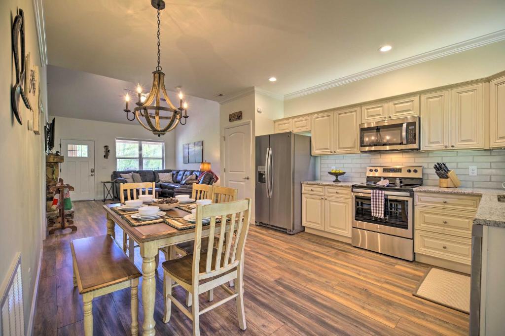 Townsend Condo with Pool, Great Smoky Mountain Views photo 1
