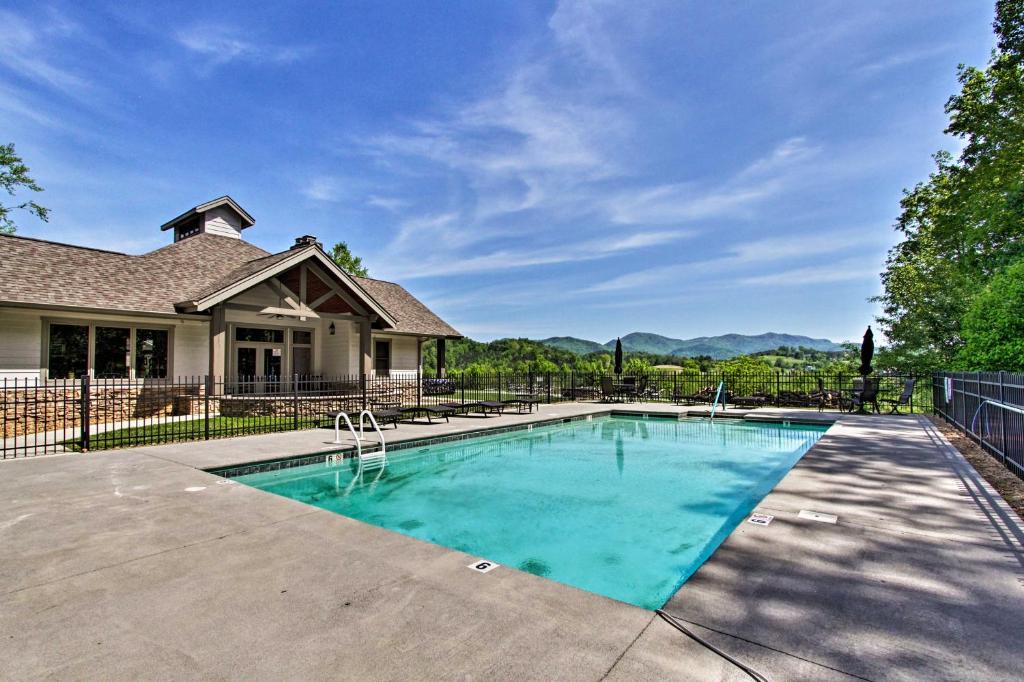 Townsend Condo with Pool, Great Smoky Mountain Views photo 2