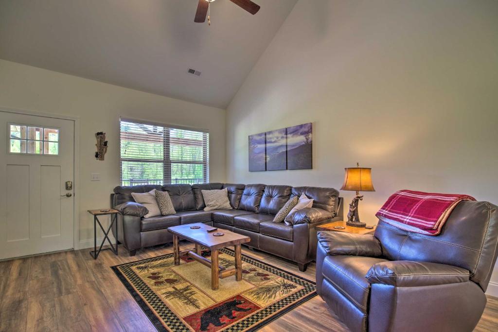 Townsend Condo with Pool, Great Smoky Mountain Views photo 3