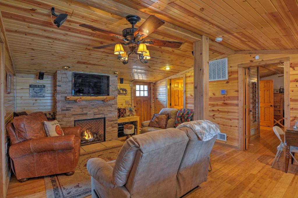 Bartlesville Cabin with Pool, Hot Tub and Trampoline! photo 4