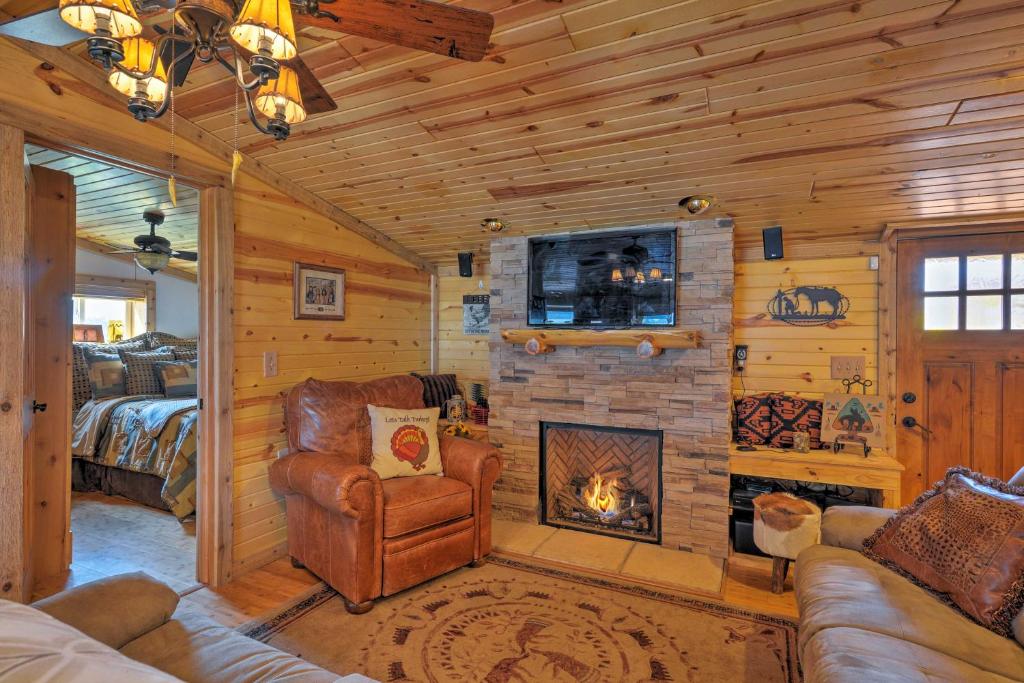 Bartlesville Cabin with Pool, Hot Tub and Trampoline! photo 2