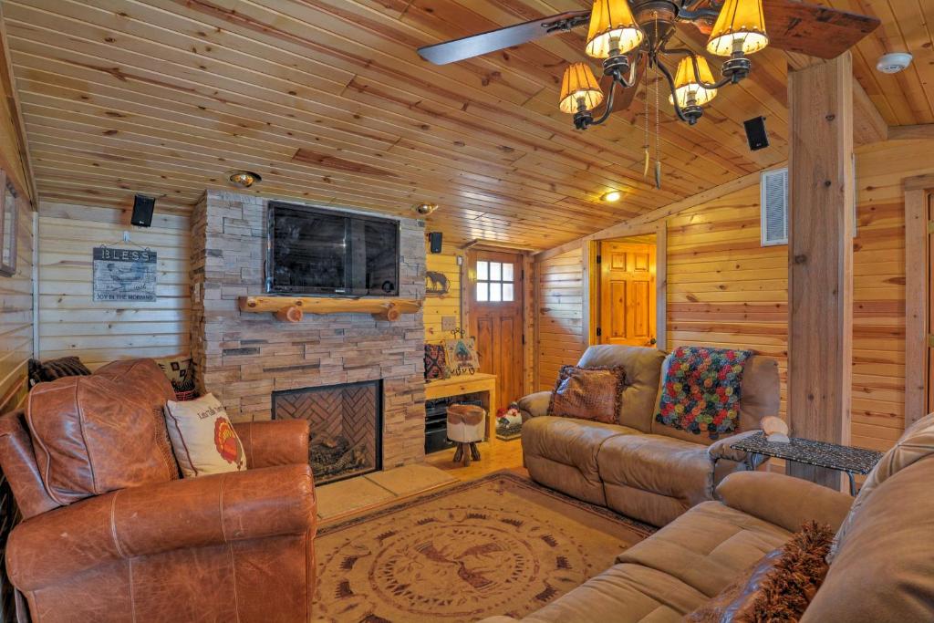 Bartlesville Cabin with Pool, Hot Tub and Trampoline! photo 3