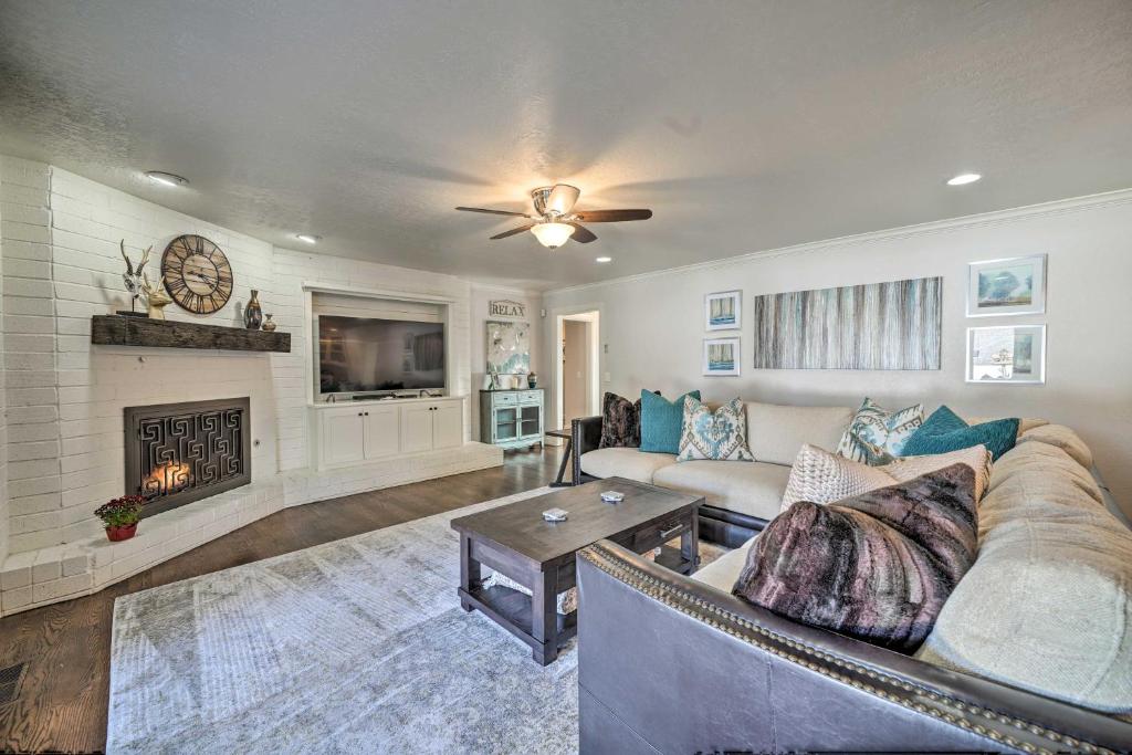 Elegant NW Oklahoma City Home with Spacious Yard photo 4