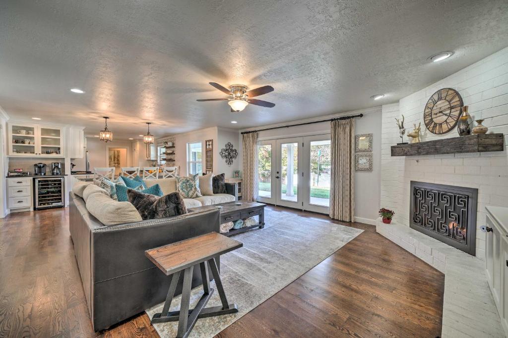 Elegant NW Oklahoma City Home with Spacious Yard photo 3