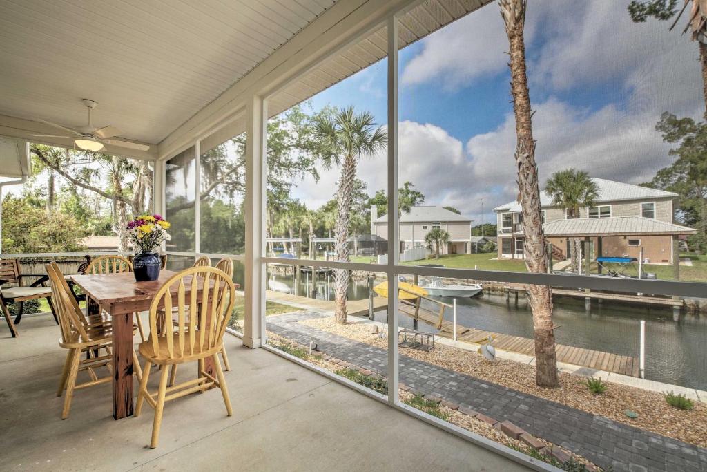 Canalside Crystal River Home with Dock and Kayaks photo 2