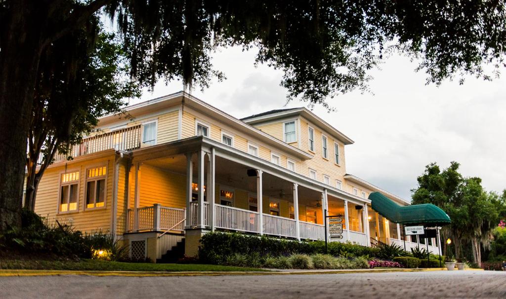 Lakeside Inn image