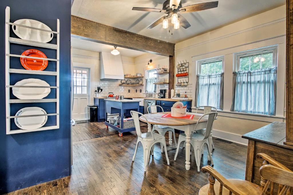 Remodeled Historic Farmhouse about 20 Mi to KC! photo 1