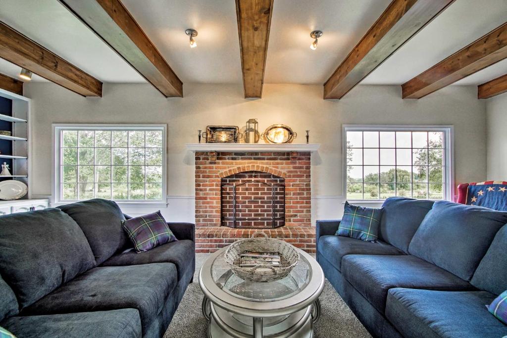 Remodeled Historic Farmhouse about 20 Mi to KC! photo 3