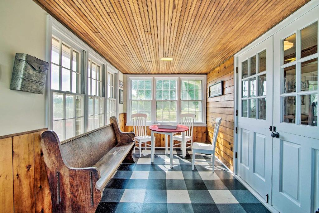 Remodeled Historic Farmhouse about 20 Mi to KC! photo 2