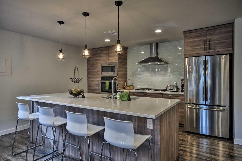 Sleek Riverfront Condo on Pier in Downtown Astoria image