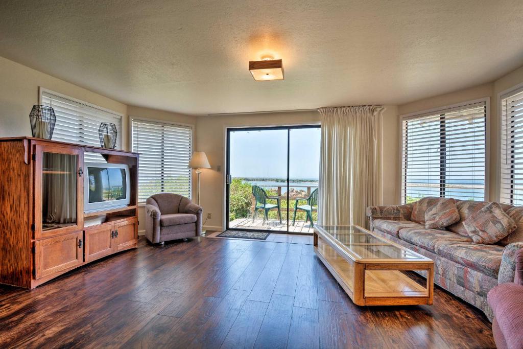 Smith River Vintage Cabin with Oceanfront Deck and Views! photo 1