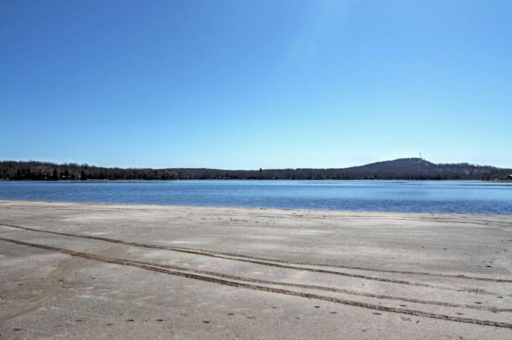 Arrowhead Lake Home with Deck and Resort Amenities! photo 1