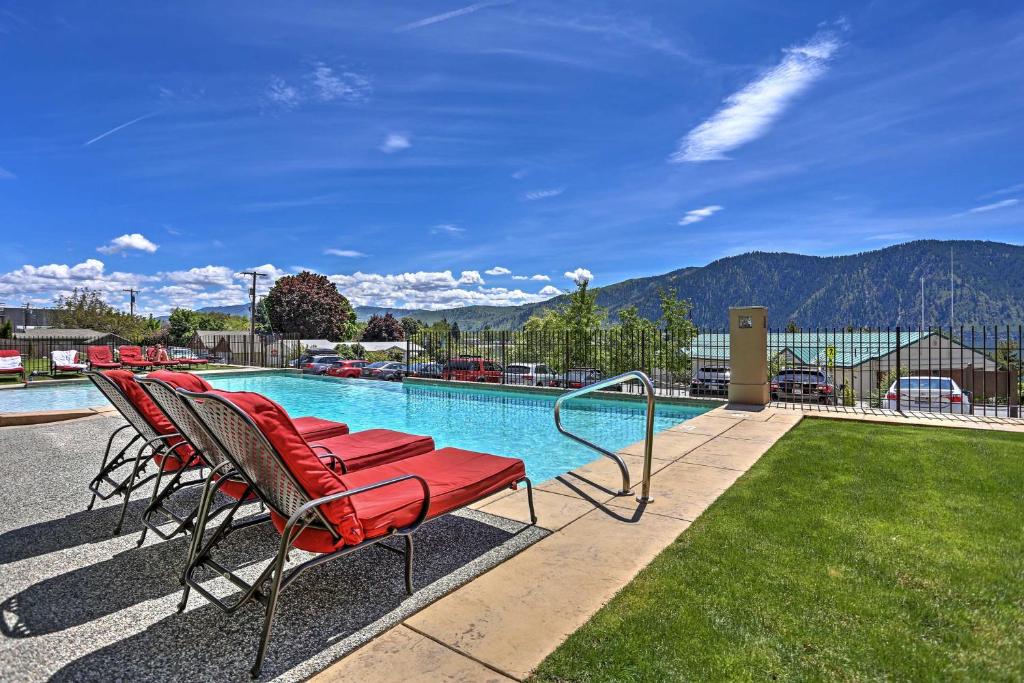 Breezy Lake Chelan Condo with Pool and Hot Tub Access! photo 1