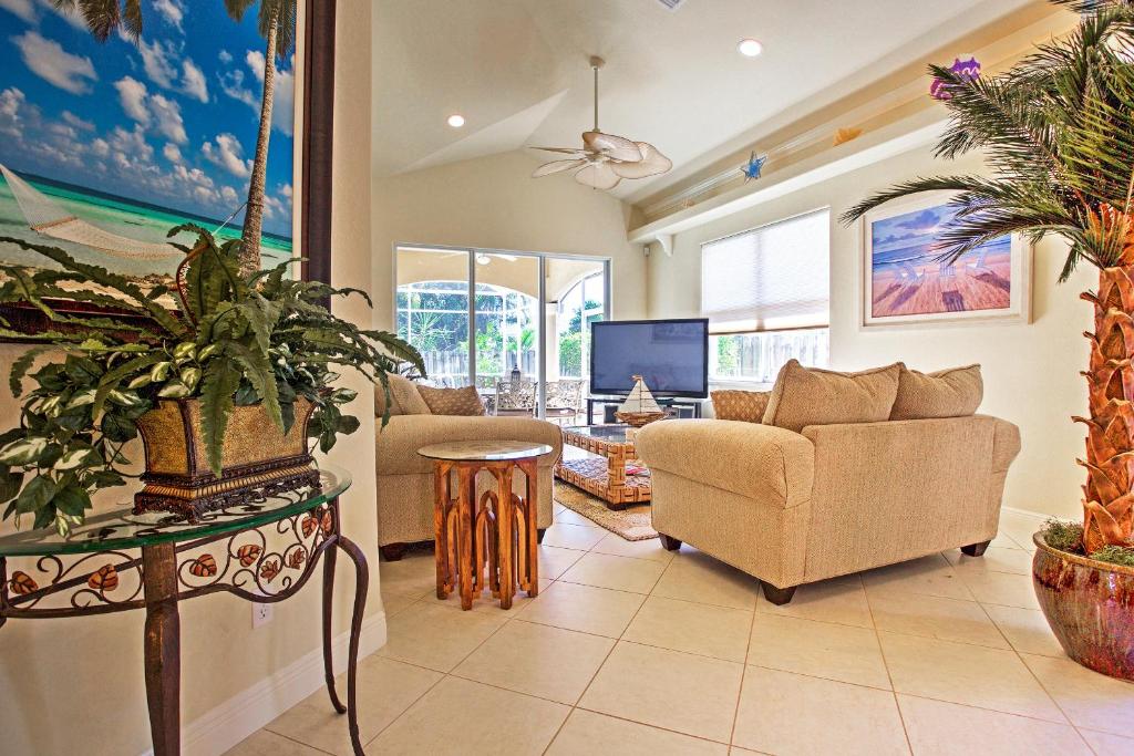 Superb Naples Home with Den and Private Saltwater Pool photo 3