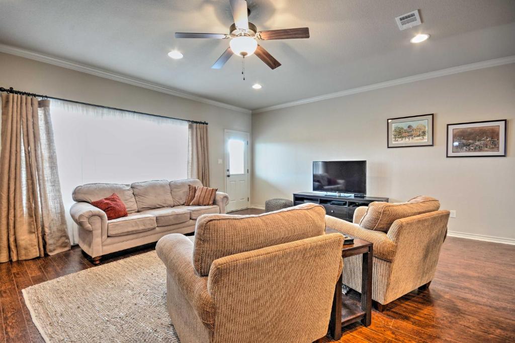 College Station Townhouse with Patio and Pool Access! photo 3