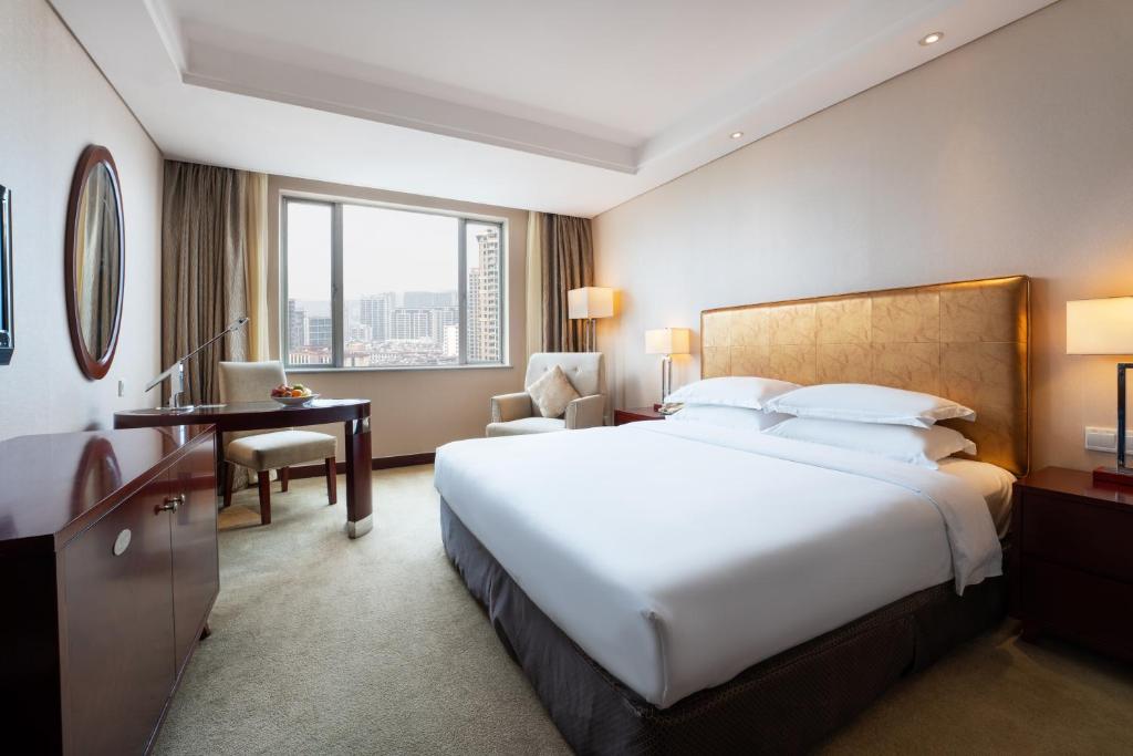 Двухместный (Улучшенный двухместный номер с 1 кроватью), New Century Hotel Ningbo