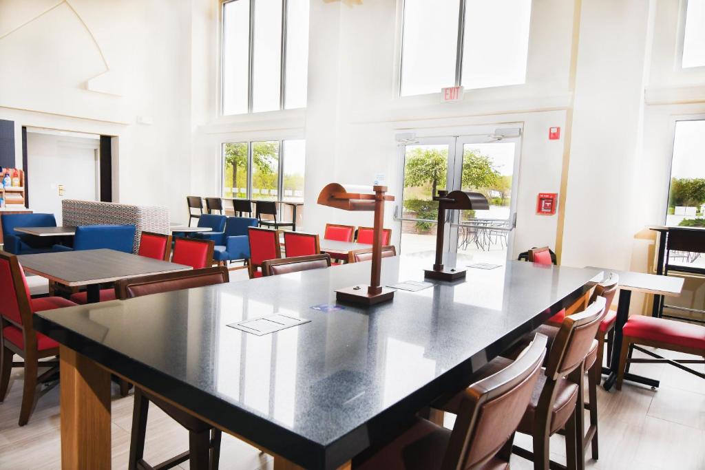 Holiday Inn Express Hotel & Suites Port Clinton-Catawba Island, an IHG Hotel photo 2