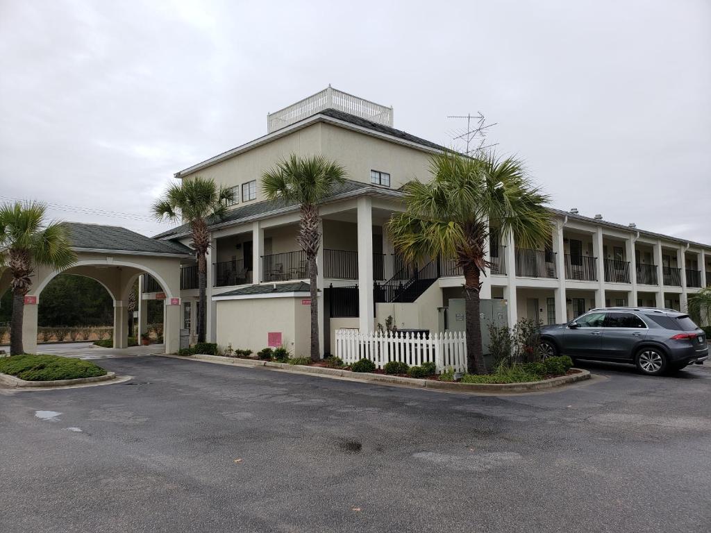 Peach Tree Inn image