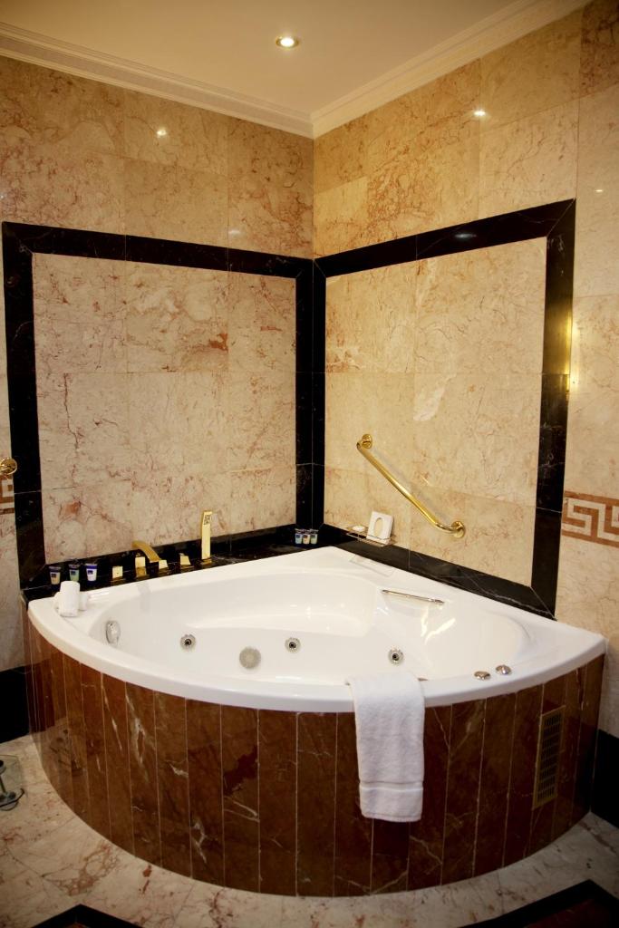 Двухместный (Люкс«Амбассадор» с 1 спальней), Отель Grand Excelsior Hotel Al Barsha