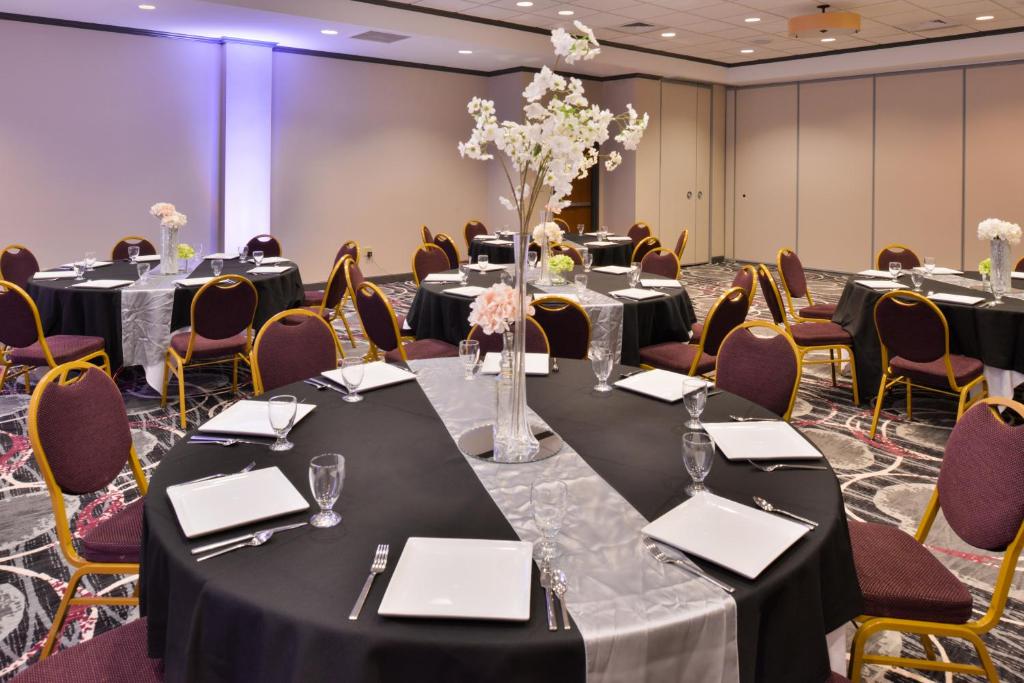 Holiday Inn Kansas City Airport, an IHG Hotel photo 2