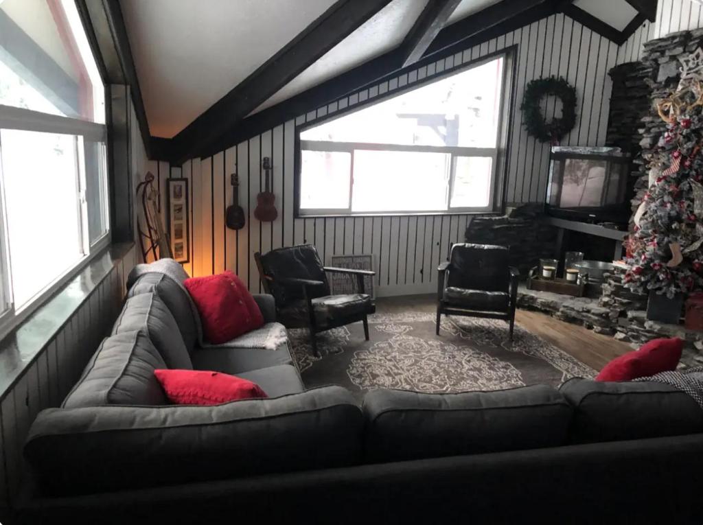 Swiss Cottage Ski and Summer Retreat image