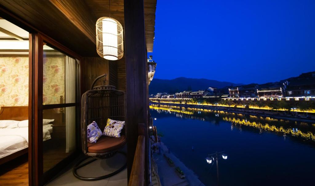 Fenghuang Slowly Time Inn photo 2