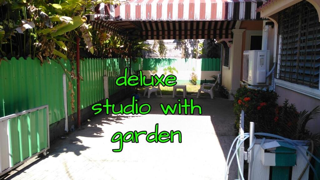 Studio with aircon n kitchen photo 3