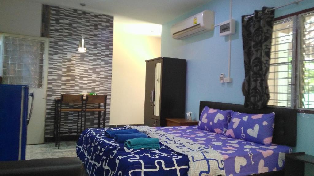 Studio with aircon n kitchen photo 2