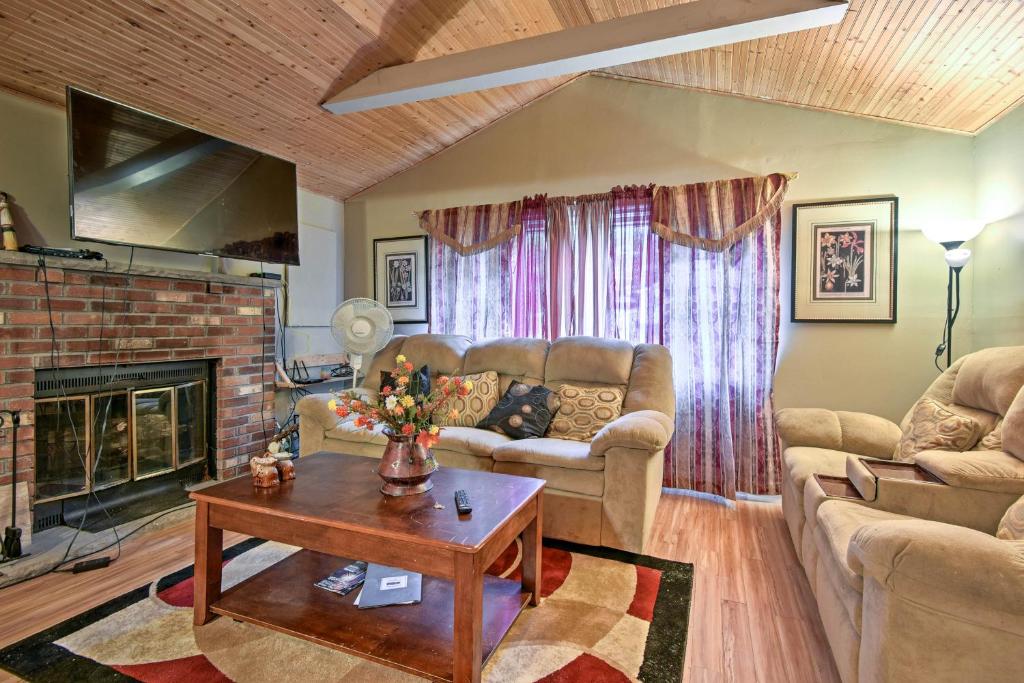 Cozy Arrowhead Lake Home with Sunroom and Pool Access! photo 2
