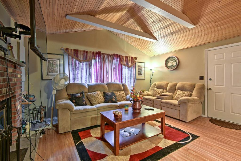 Cozy Arrowhead Lake Home with Sunroom and Pool Access! photo 3