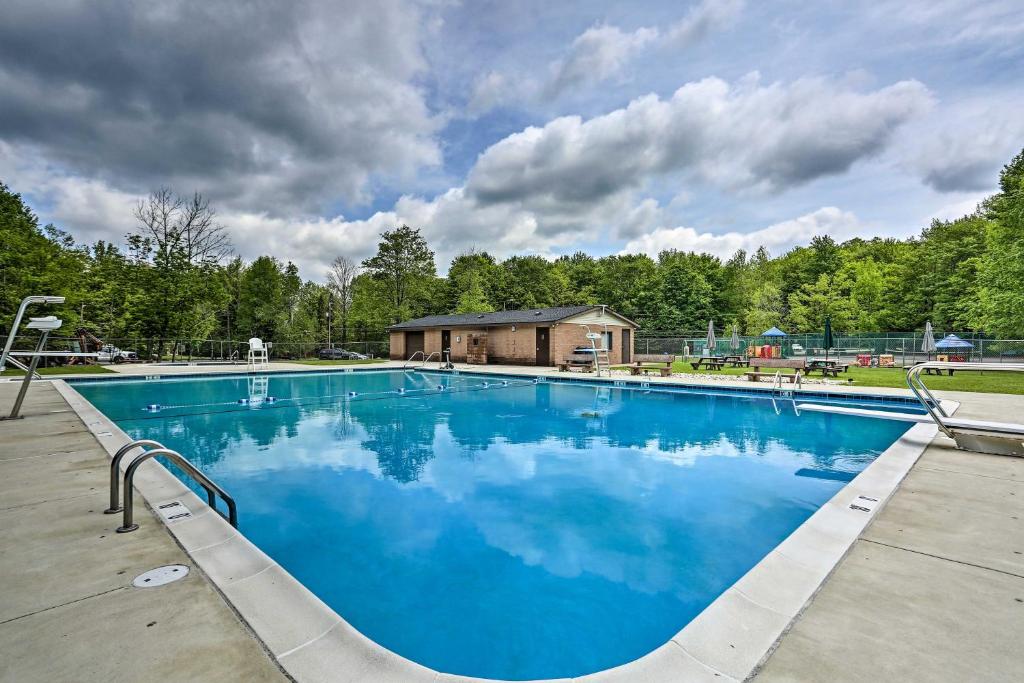 Cozy Arrowhead Lake Home with Sunroom and Pool Access!