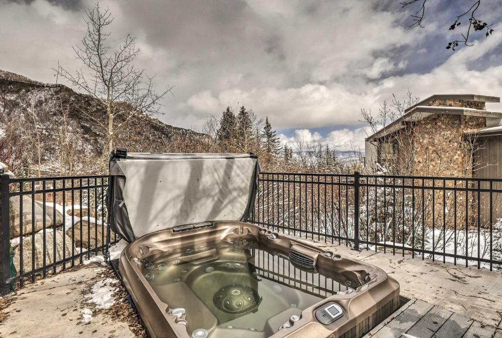 Ski-In and Out Snowmass Condo with Community Hot Tub! photo 1
