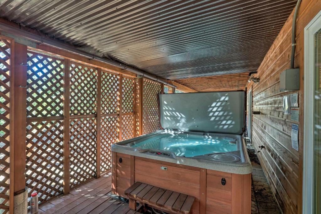 Rustic Tahoe Home with Hot Tub 12 Mi to Squaw Valley photo 3