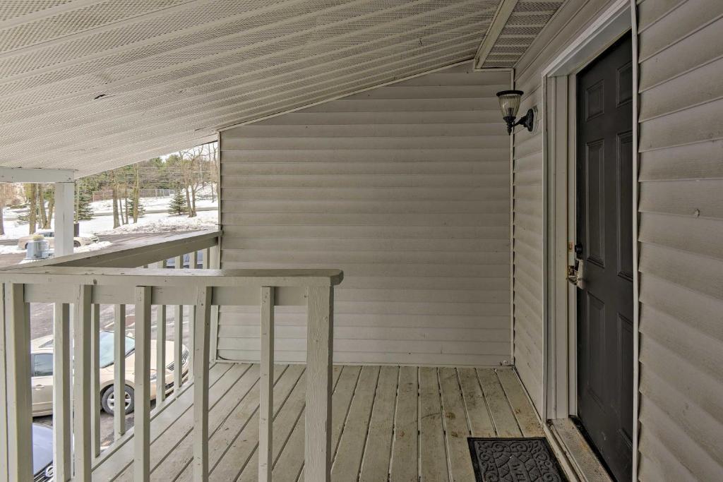 Mount Pocono Condo with Balcony - Near Mt Airy Casino photo 3