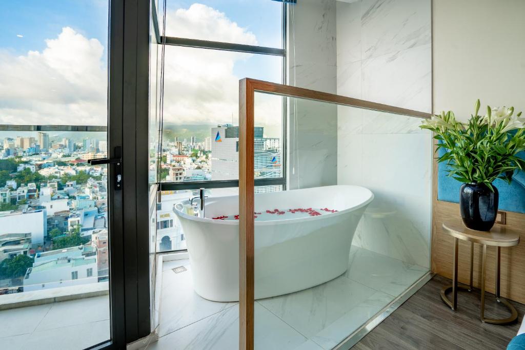Семейный (Семейный люкс с балконом - Вид на город), San Marino Boutique Danang