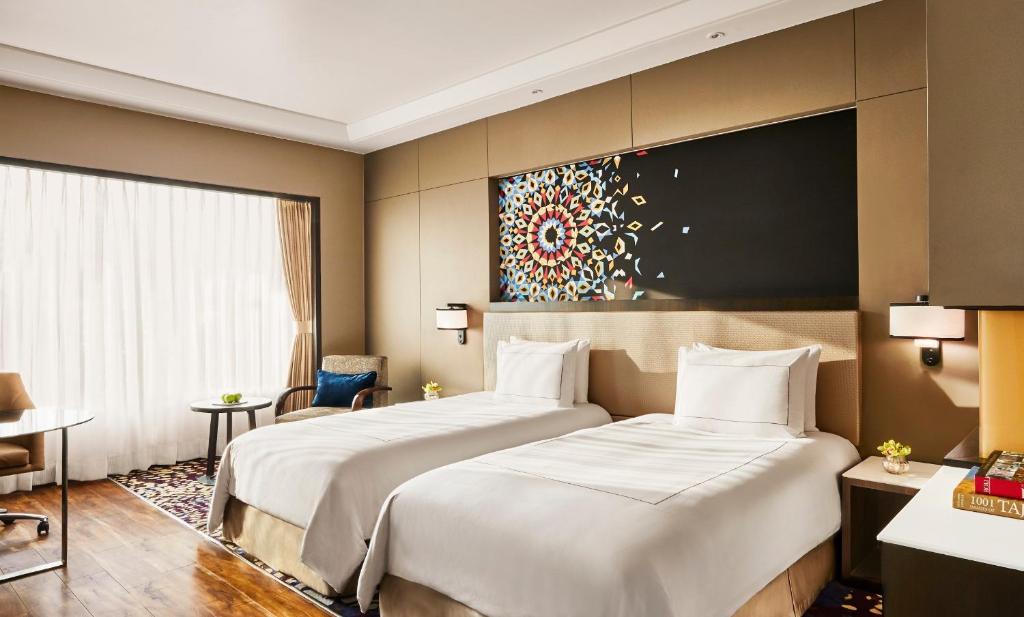 Двухместный (Superior Room Twin Bed (3 Hrs early check in/late check out upon availability and 10% Disc. on Food and Soft beverages, valid for stays till 31st Oct'20)), Radisson Blu Agra Taj East Gate
